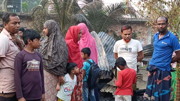 মহেশপুরে আগুনে পুড়ে ছাই আটটি বসত ঘর