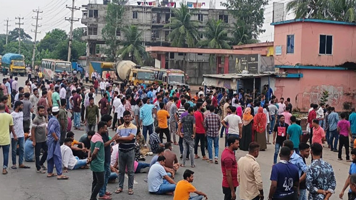 গাজীপুরে বিভিন্ন সড়ক অবরোধ করে শ্রমিকদের বিক্ষোভ