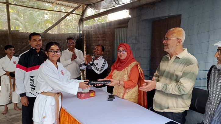 ঝিনাইদহে দিনব্যাপী কারাতে প্রশিক্ষণ ও ব্ল্যাক বেল্ট প্রদান