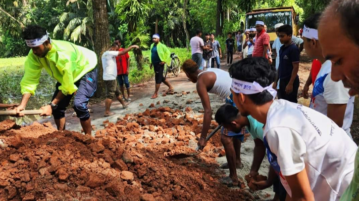 বন্যায় ক্ষতিগ্রস্থ ৫ কিলোমিটার সড়ক মেরামত করেছে স্বেচ্ছাসেবীরা