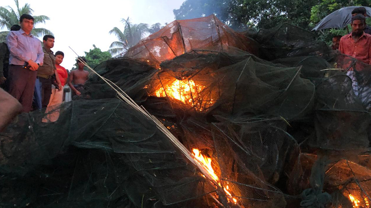 ১০ লক্ষাধিক টাকার নিষিদ্ধ চায়না দুয়ারি জাল পোড়ালেন ইউএনও