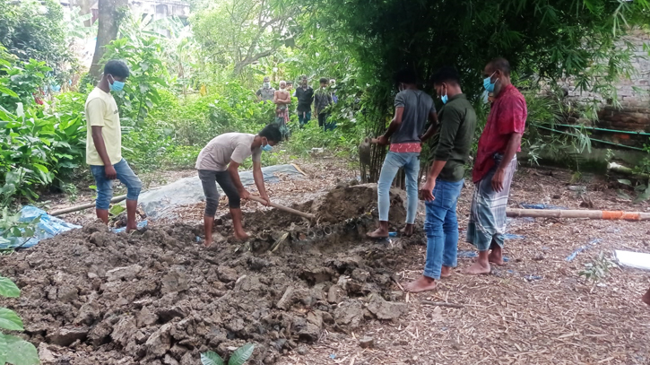 হাজীগঞ্জে কবর থেকে তোলা হলো নিহত বৃদ্ধ’র মরদেহ