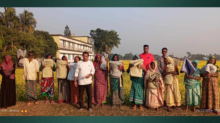 বিজয় দিবসে সাতক্ষীরা ব্লাড ব্যাংকের শীতবস্ত্র বিতরণ