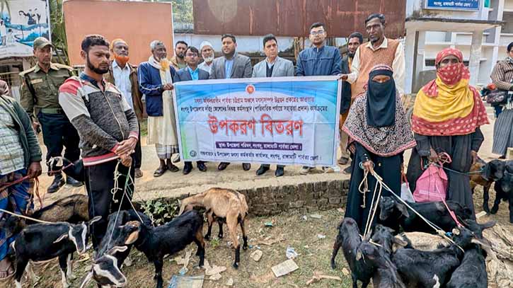 লংগদুতে জেলেদের মাঝে ছাগল বিতরণ