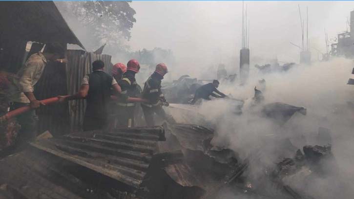 ৫ ইউনিটের চেষ্টায় ভাষানটেকে বিআরপি বস্তির আগুন নিয়ন্ত্রণে