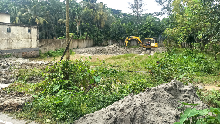 লক্ষ্মীপুরে নির্মাণ কাজে বাঁধা, চাঁদা দাবির অভিযোগ