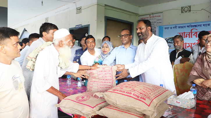 ভূঞাপুরে বন্যা কবলিতদের মাঝে প্রধানমন্ত্রীর পক্ষ থেকে ত্রাণ বিতরণ