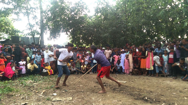 লাঠি আর কলসি খেলা দেখতে উপচে পড়া ভীড়