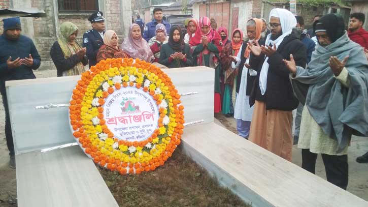 ফুলবাড়ীতে ৬নং সেক্টরের শহীদ লুৎফর রহমানের কবরে পুষ্পার্ঘ্য অর্পন ও দোয়া