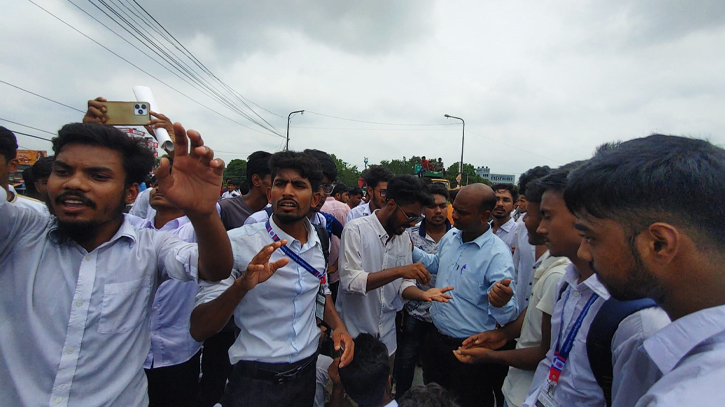 চাঁপাইনবাবগঞ্জে কোটা সংস্কারের দাবিতে শিক্ষার্থীদের সড়ক অবরোধ 