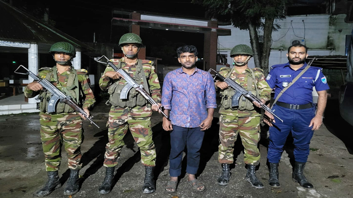 শৈলকুপায় চাঁদাবাজির অভিযোগে ছাত্রদল নেতা আটক