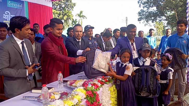 তেঁতুলিয়ায়  শিক্ষার্থীদের শিক্ষা উপকরণ ও শীতবস্ত্র উপহার  শিশুস্বর্গ ফাউন্ডেশনের