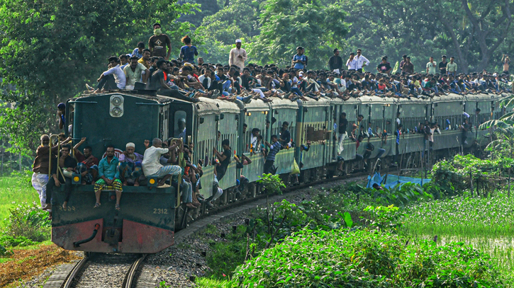 ঢাকা ফিরছে মানুষ