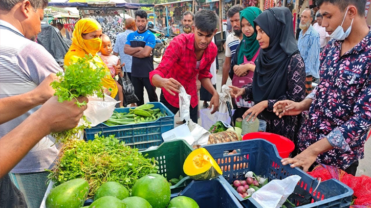 ঝিকরগাছায় কমদামে পণ্য বিক্রি করলো ‘স্বস্তির বাজার’