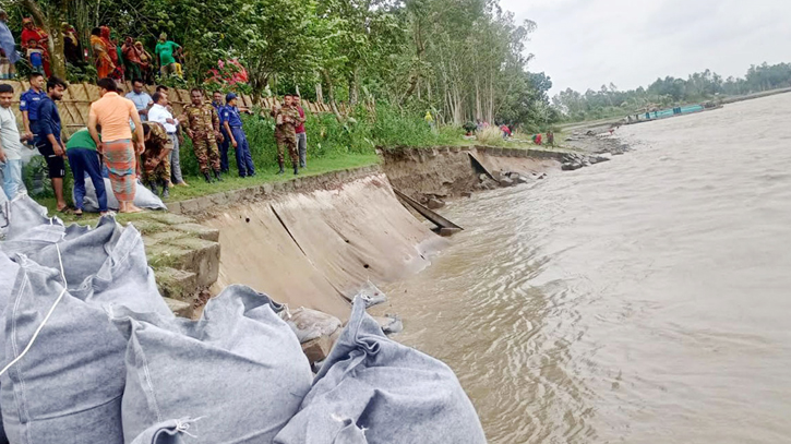 যমুনার তীর রক্ষা বাঁধে ধস, ৭০ মিটার নদীগর্ভে বিলিন