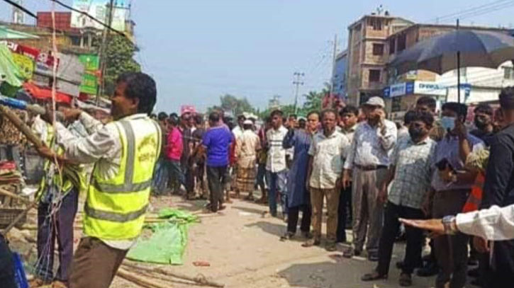 চকরিয়ায় পাঁচ শতাধিক ভাসমান দোকান ও অবৈধ পাকিং উচ্ছেদ