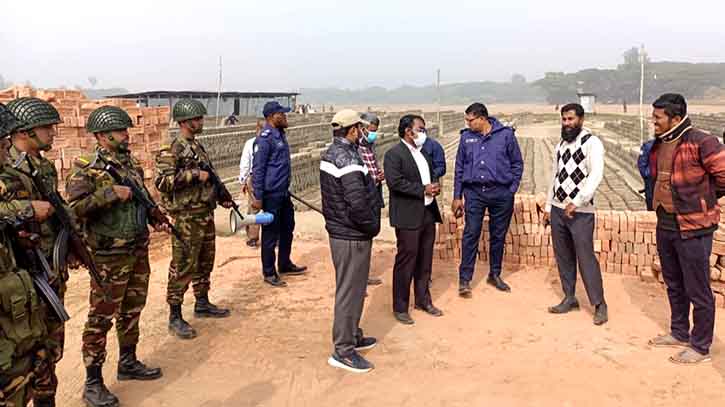 লক্ষ্মীপুরে ৮ ইটভাটায় অভিযান চালিয়ে জরিমানা আদায় ও চুল্লি বিনষ্ট