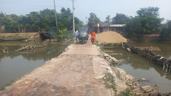 সেতু নির্মাণের জায়গায় অবৈধ স্থাপনা, কাজ ফেলে চলে গেছে ঠিকাদার