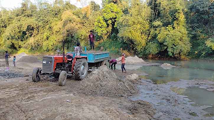 দোয়ারাবাজারে মৌলা নদীতে অবাধে লুট হচ্ছে বালু, দেখার কেউ নেই