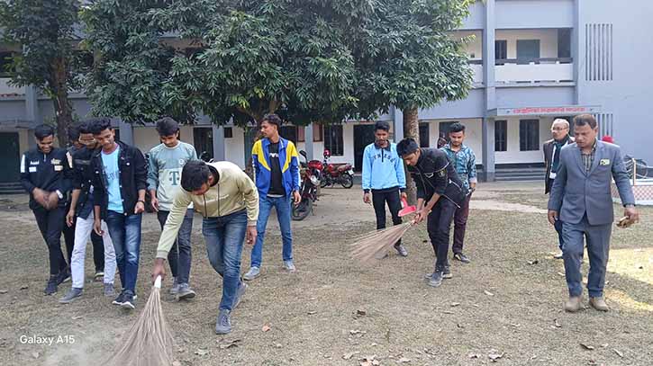 পঞ্চগড়ে তারুণ্য উৎসবে ক্যাম্পাস আঙিনা পরিচ্ছন্নতায় শিক্ষার্থীরা