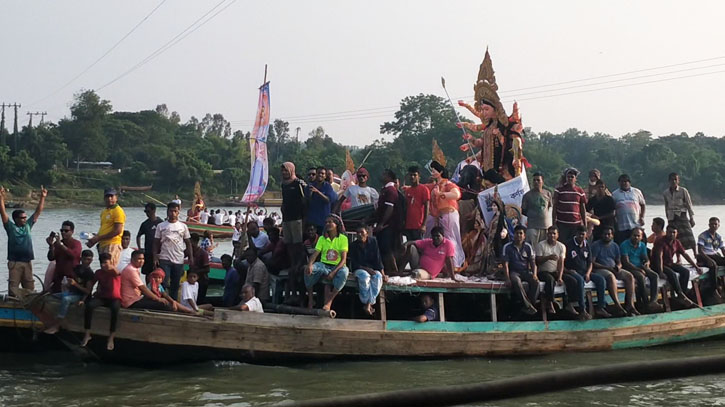 কাপ্তাইয়ে প্রতিমা বিসর্জনের মধ্য দিয়ে শেষ হলো দুর্গোৎসব