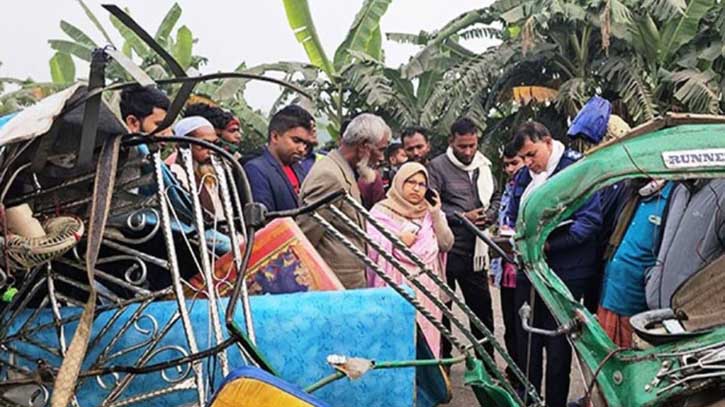 ভৈরবে কাভার্ডভ্যান চাপায় নারীসহ নিহত ৫