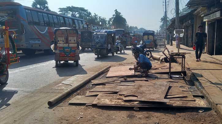 চরফ্যাসনে ব্যবসায়ীদের দখলে সরকারি সড়ক