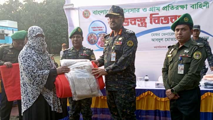 পঞ্চগড়ে দুস্থ আনসার-ভিডিপি সদস্য ও চা শ্রমিকদের মাঝে কম্বল বিতরণ