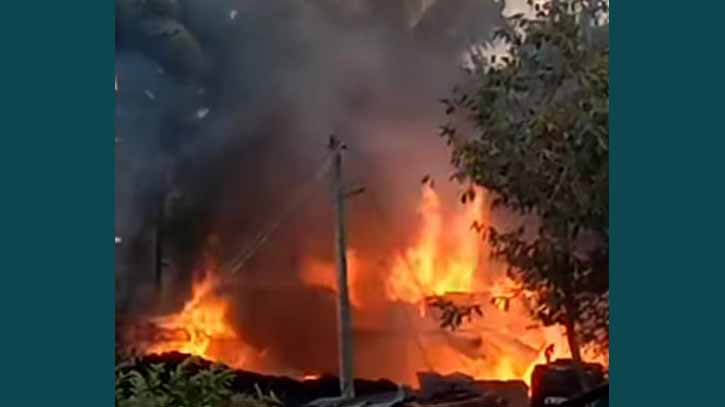 পটিয়ায় আগুনে পুড়লো ৭ বসতঘর, ১০ লাখ টাকার ক্ষতি