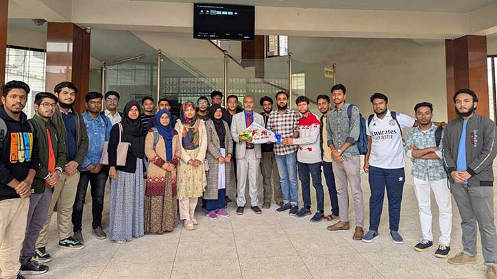 পবিপ্রবির নতুন রেজিস্ট্রারকে বগুড়া জেলার শিক্ষার্থীদের ফুলেল শুভেচ্ছা