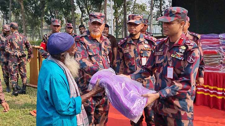 জামালপুরে দুস্থদের মাঝে বিজিবির কম্বল বিতরণ