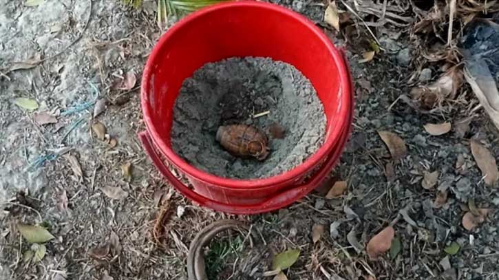 ঝিনাইদহে যৌথবাহিনীর অভিযানে মাটিতে পুতে রাখা হ্যান্ড গ্রেনেড উদ্ধার, নিরাপদে বিস্ফোরণ