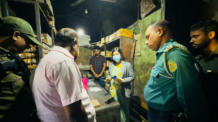 কর্ণফুলীতে ভ্রাম্যমান আদালতের অভিযান, ২ প্রতিষ্ঠানকে ৪৩ হাজার টাকা জরিমানা 