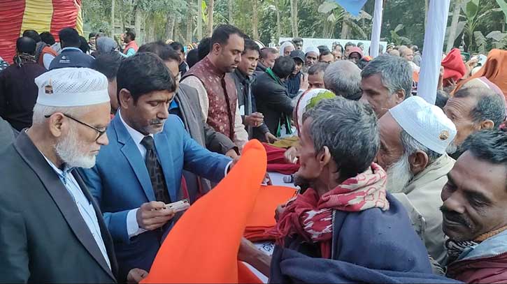 টাঙ্গাইলে শীতার্ত মানুষের মাঝে এডভোকেট ফরহাদ ইকবালের শীতবস্ত্র বিতরণ