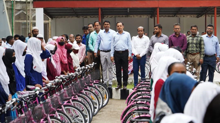 চুয়াডাঙ্গায় গরীব শিক্ষার্থীদের সাইকেল বিতরন করলেন জেলা প্রশাসক