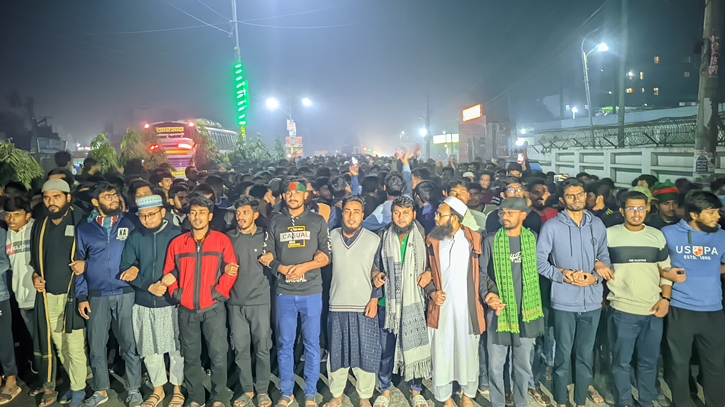 রাতে উত্তাল রোকেয়া বিশ্ববিদ্যালয়, ২৪ ঘন্টার মধ্যে আইন কর্মকর্তা হত্যার গ্রেপ্তার দাবি