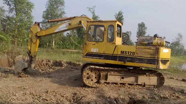 প্রশাসনের অভিযানেও থামছে না ফসলি জমির মাটি কাটা