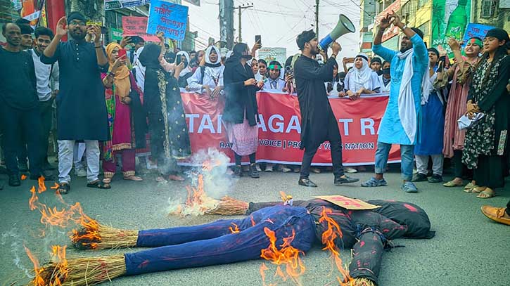 অভিযুক্ত ধর্ষকের গ্রেপ্তারের দাবিতে উত্তাল রংপুর 