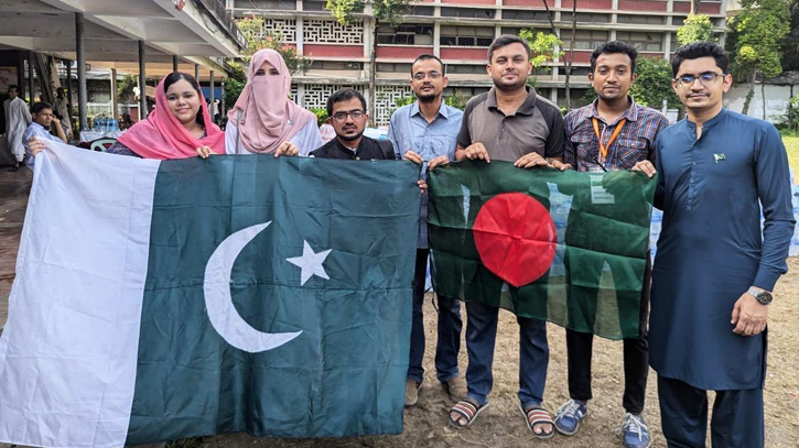 বন্যার্তদের পাশে বাংলাদেশে অবস্থানরত পাকিস্তানি শিক্ষার্থীরা