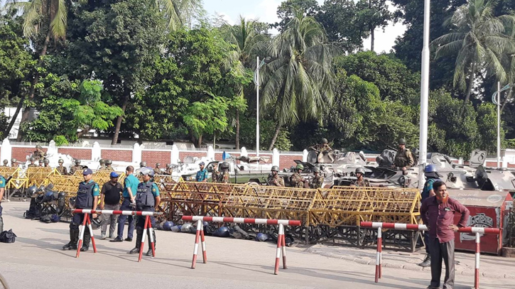 বঙ্গভবন মোড়ে ছাত্র-জনতা, সতর্ক অবস্থানে আইনশৃঙ্খলা বাহিনী