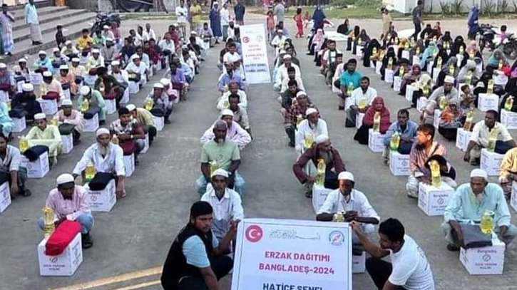 চকরিয়ায় ওসমান বিন রহিম উল্লাহ ফাউন্ডেশনের সহায়তা পেলো আড়াইশো পরিবার