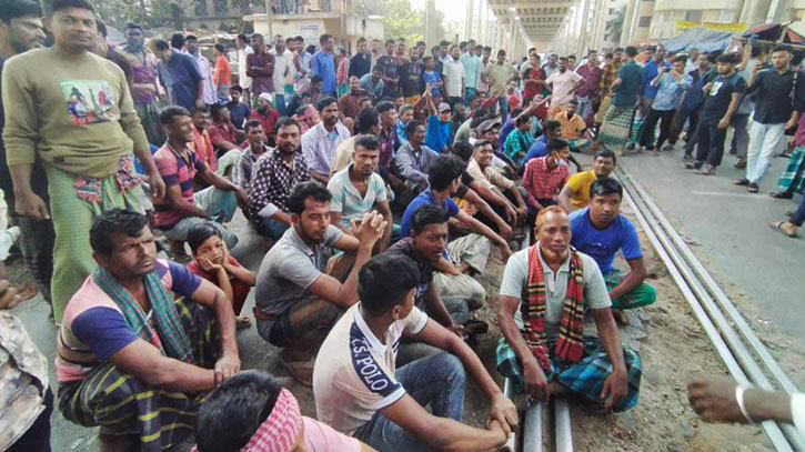 মহাখালীতে রেলপথ অবরোধ করে রিকশা চালকদের বিক্ষোভ