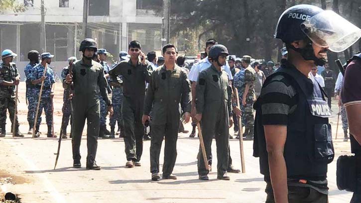 কক্সবাজার বিমান ঘাঁটিতে দুর্বৃত্তদের হামলা, সংঘর্ষে নিহত ১