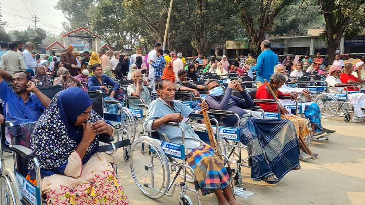 টাঙ্গাইলে দেড় শতাধিক হুইলচেয়ার বিতরণ