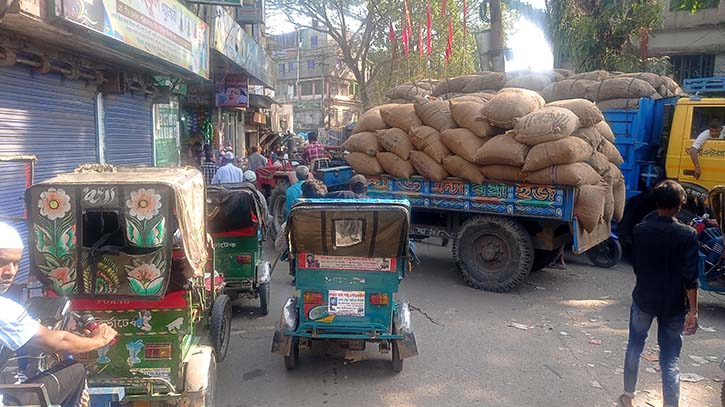 সরাইলে যত্রতত্র পার্কিংয়ের কারণে নিত্যদিনের যানজট