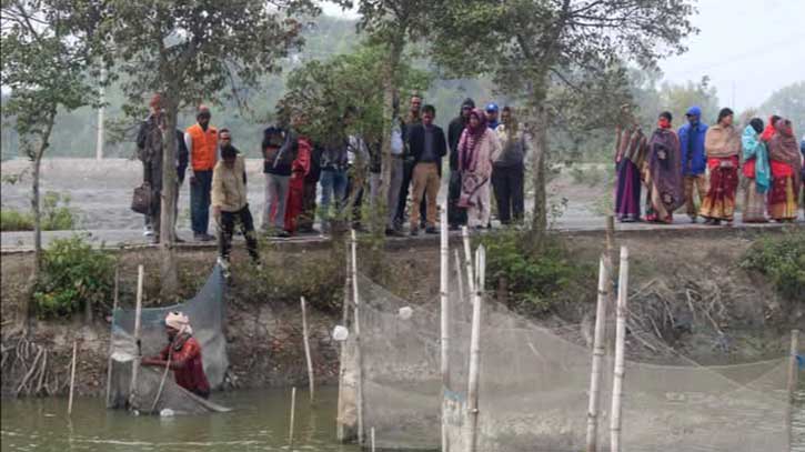 পাইকগাছার লতায় তারুণ্যের উৎসবে অবৈধ নেটপাটা ও জাল উচ্ছেদ