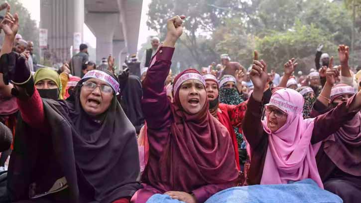 জাতীয়করণের দাবি: শাহবাগে অবস্থান নিয়েছেন ইবতেদায়ি শিক্ষকরা