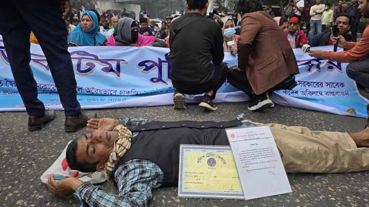 চাকরি ফিরে পেতে সচিবালয়ের দিকে যাচ্ছেন চাকরিচ্যুত পুলিশ সদস্যরা