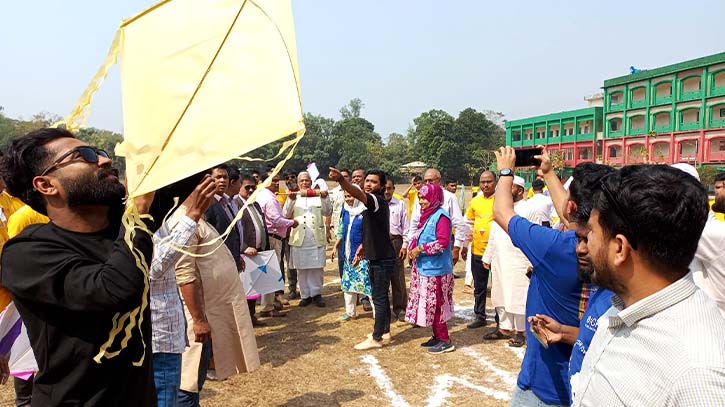 উখিয়া কলেজ মাঠে ঘুড়ি উৎসব অনুষ্ঠিত