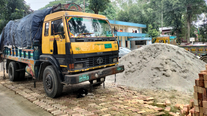 আত্রাইয়ে চাল ভর্তি ট্রাক জব্দ, ক্রেতা ও চালক গ্রেপ্তার